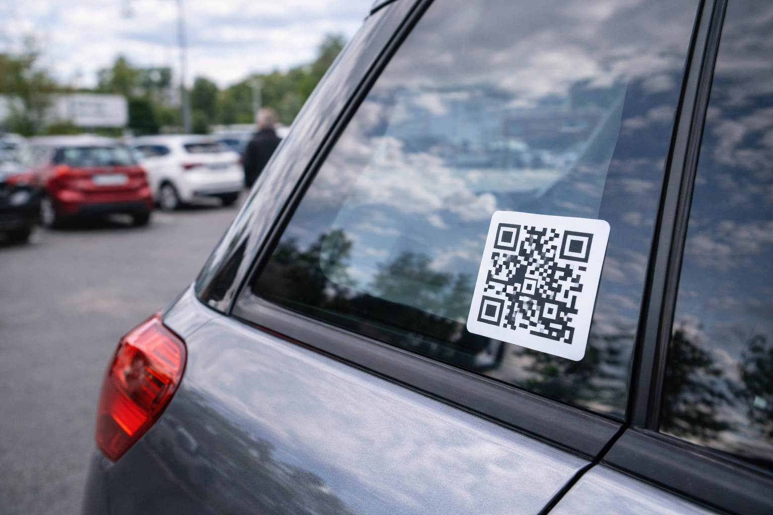 Tajemnicza naklejka z kodem QR na szybie auta – co oznacza i do czego służy?