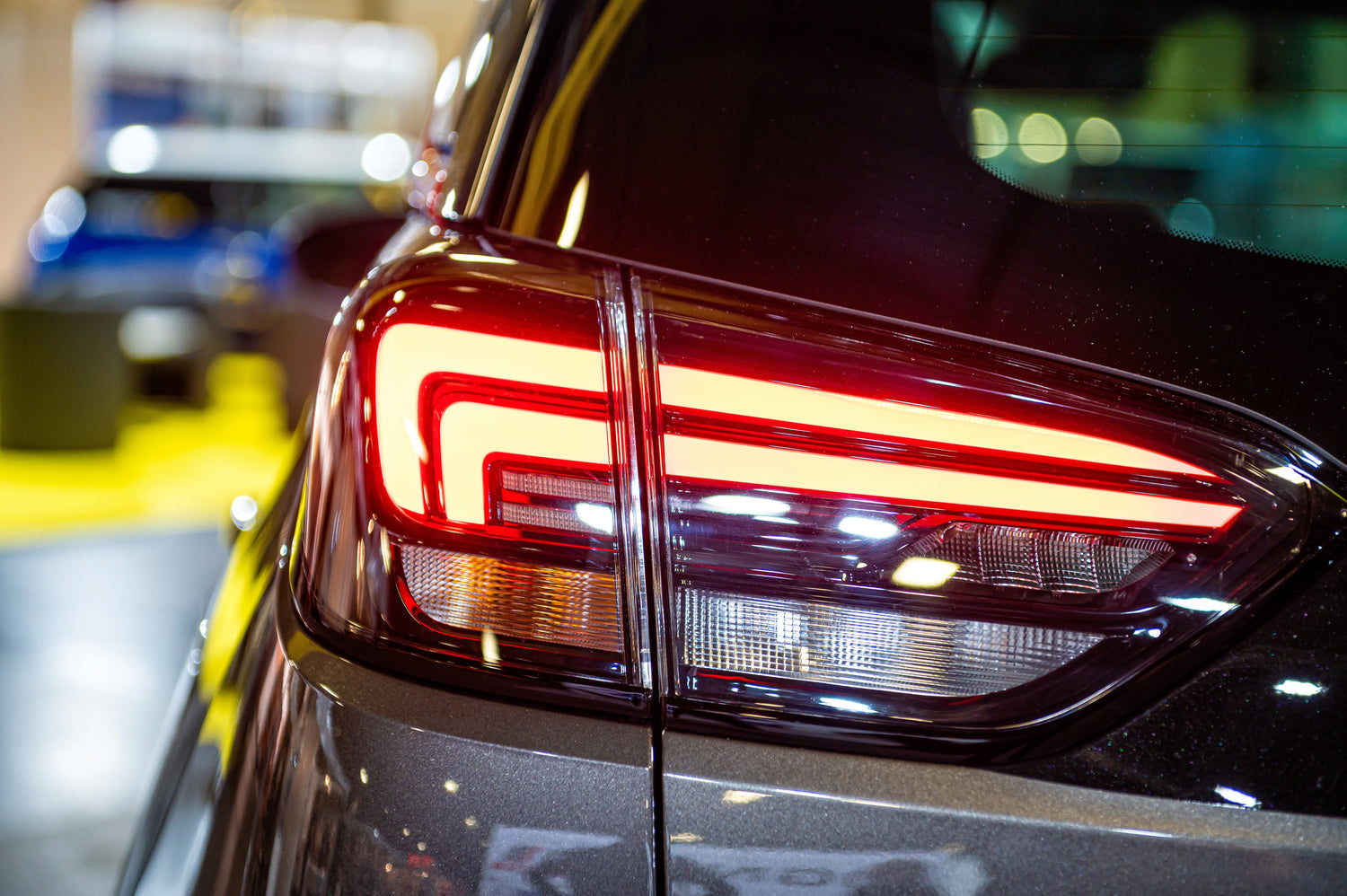 Nowe światła hamowania w samochodach – poprawa bezpieczeństwa na drodze